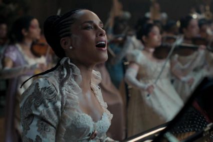 Une chanson d’Alicia Keys revisitée par un orchestre de 74 musiciennes pour promouvoir la série Netflix « La Reine Charlotte »